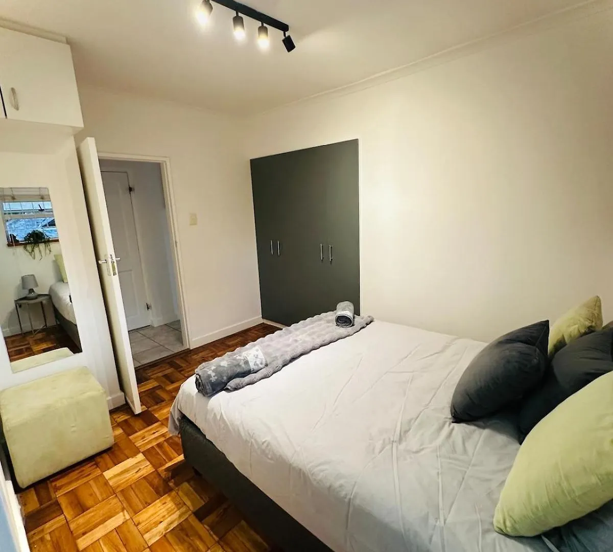 Artistic Elegance Apartment With Mountain Views Heathfield  Cape Town