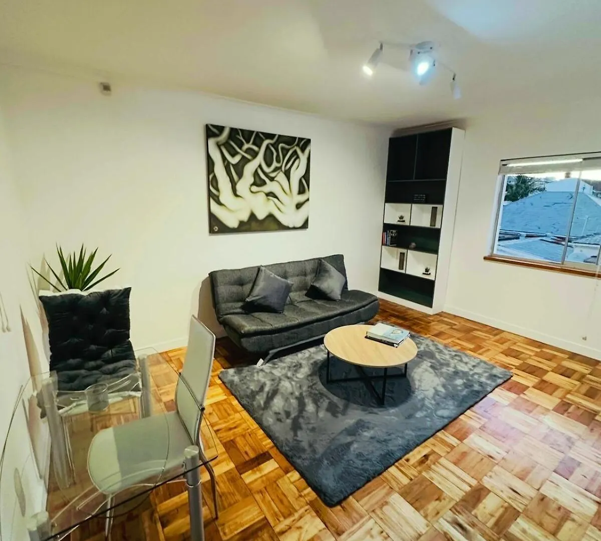 Artistic Elegance Apartment With Mountain Views location
